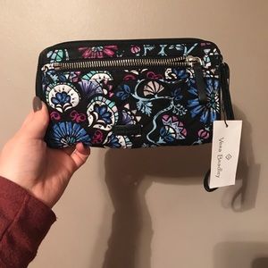 Front zip wristlet